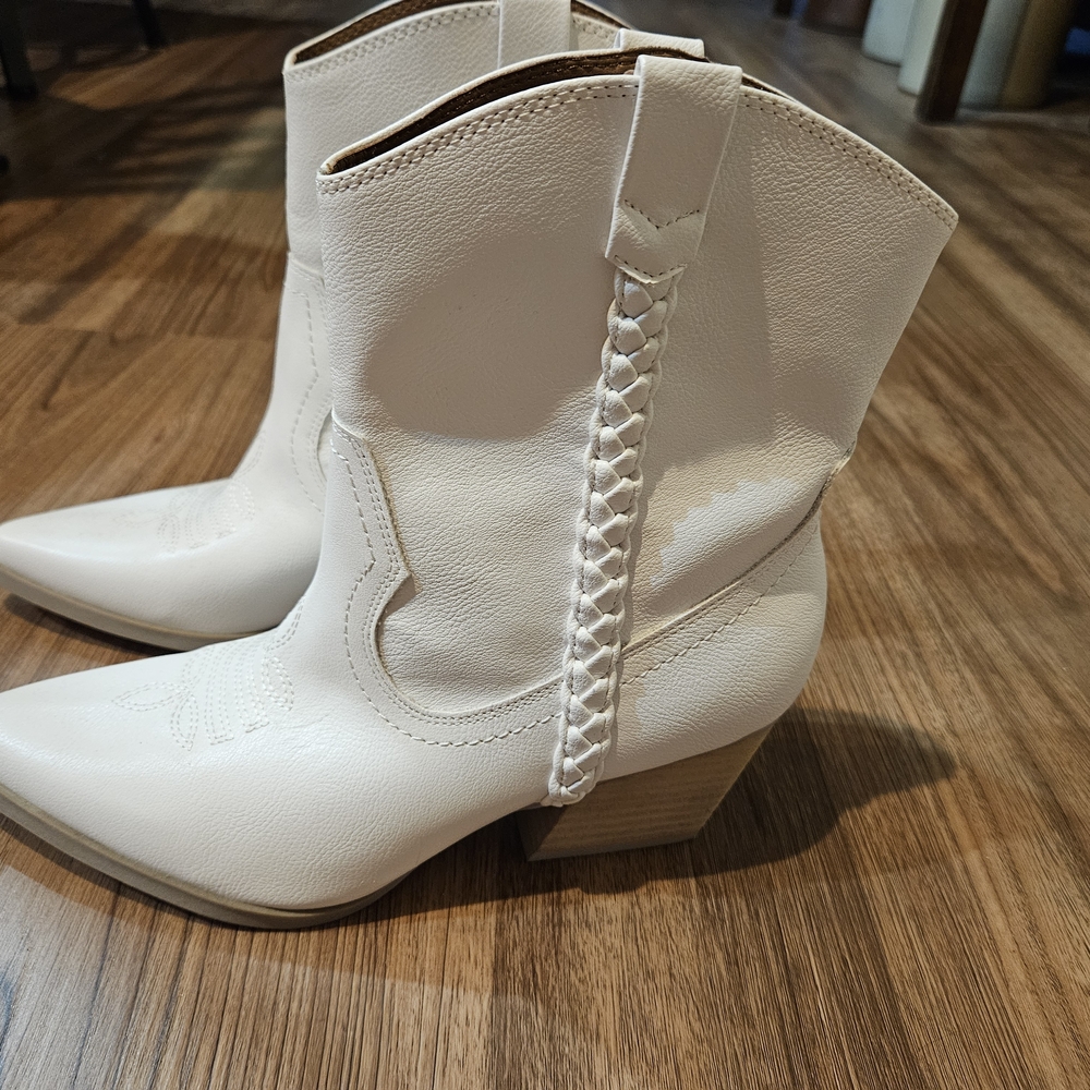 DV by Dolce Vita Cream Heeled Boots - Picture 2 of 8